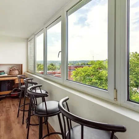 Cosy & Spacious In Artistic District