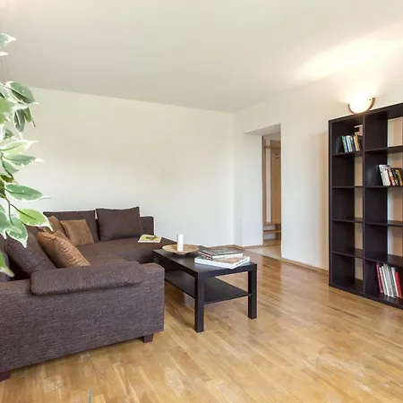 Cosy & Spacious In Artistic District